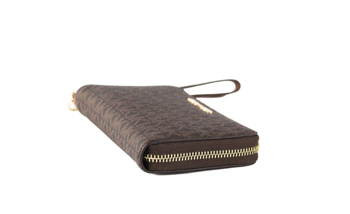 Michael Kors Jet Set Grand portefeuille de poignet plat multifonction en PVC marron Signature