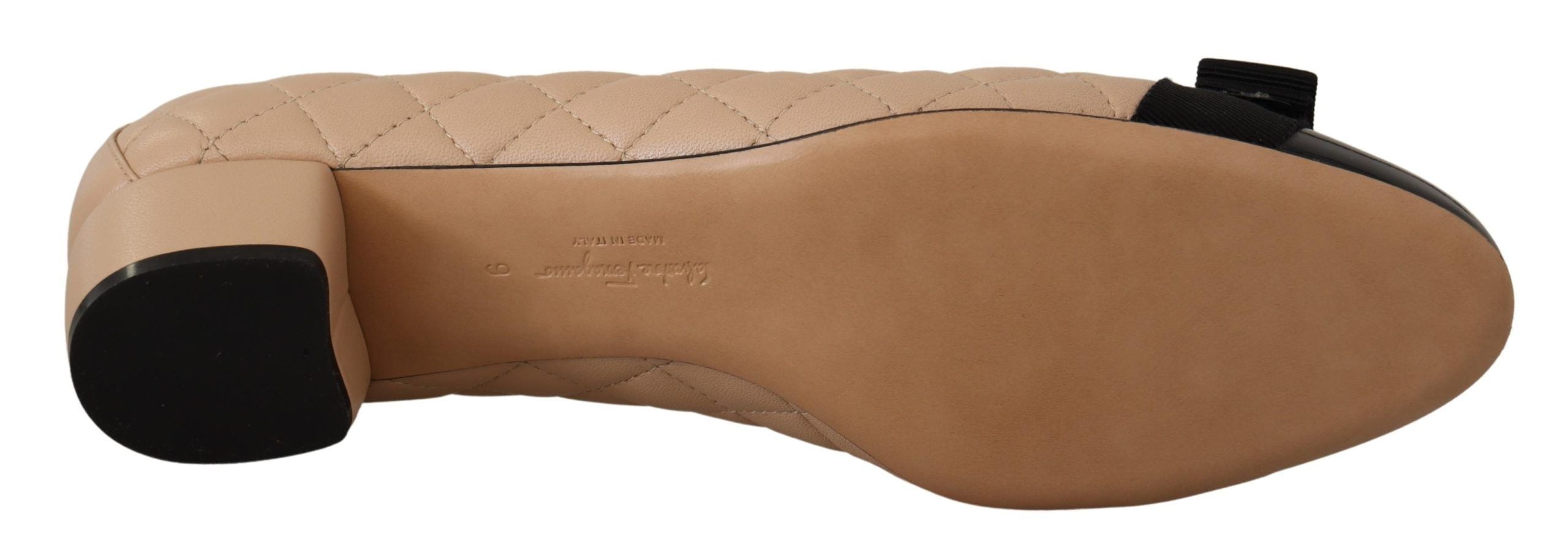 Salvatore Ferragamo Élégants escarpins en cuir matelassé beige et noir