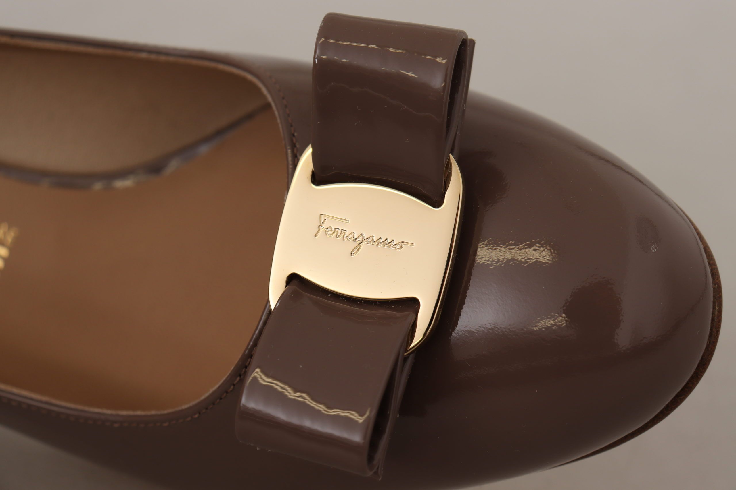 Salvatore Ferragamo Escarpins élégants marron carvi avec nœud Vara