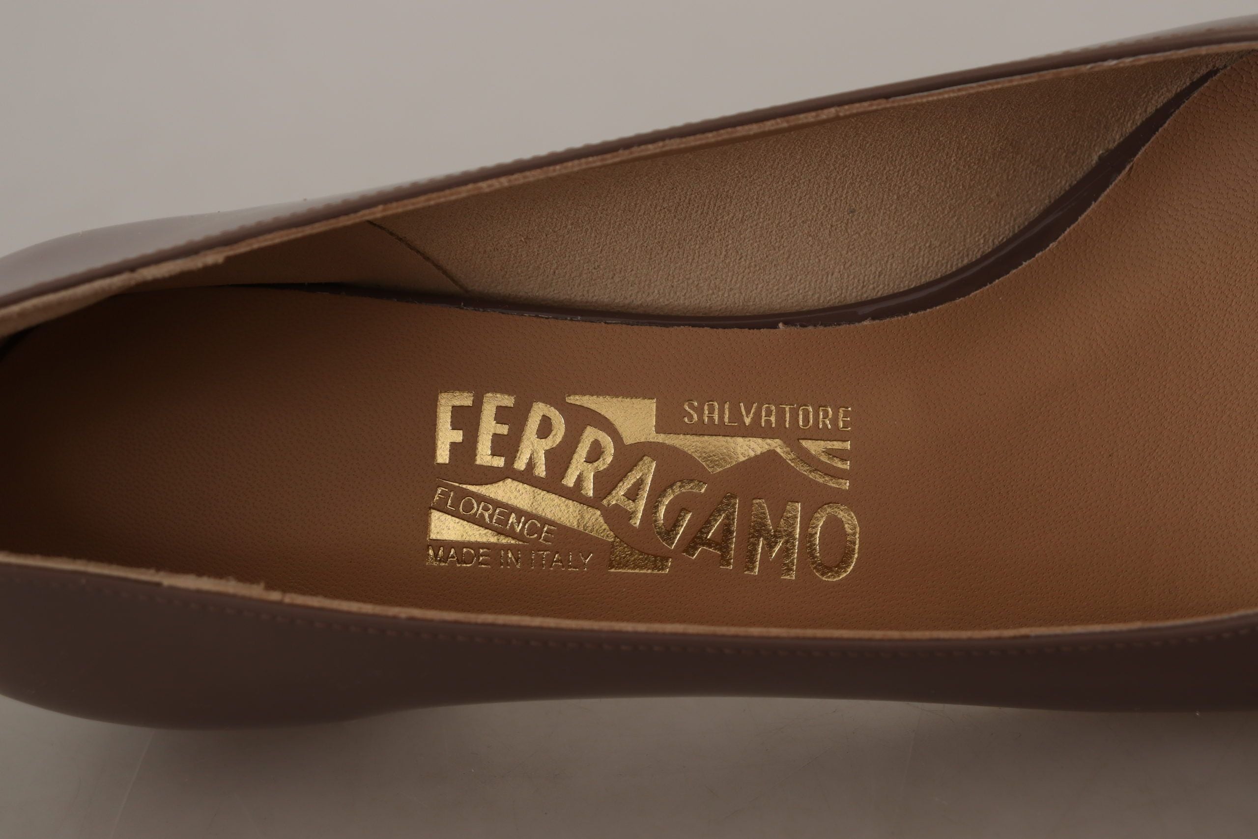 Salvatore Ferragamo Escarpins élégants marron carvi avec nœud Vara