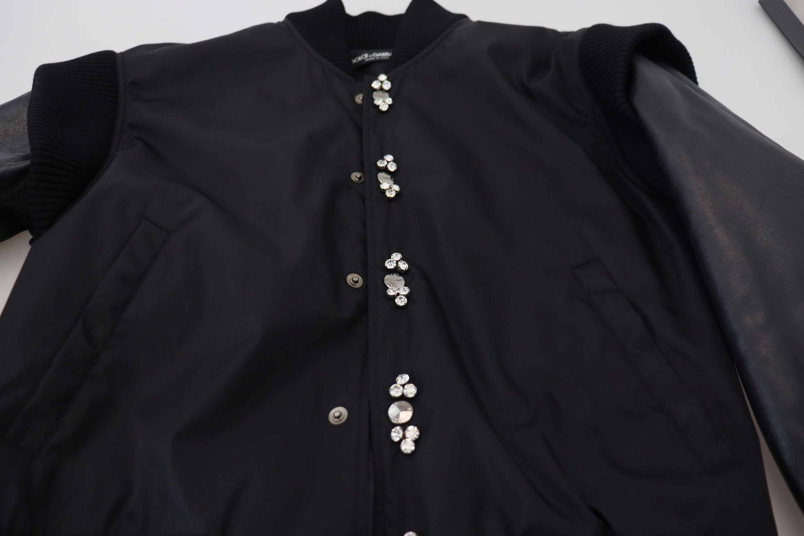 Dolce &amp; Gabbana Élégant blouson aviateur noir orné de cristaux