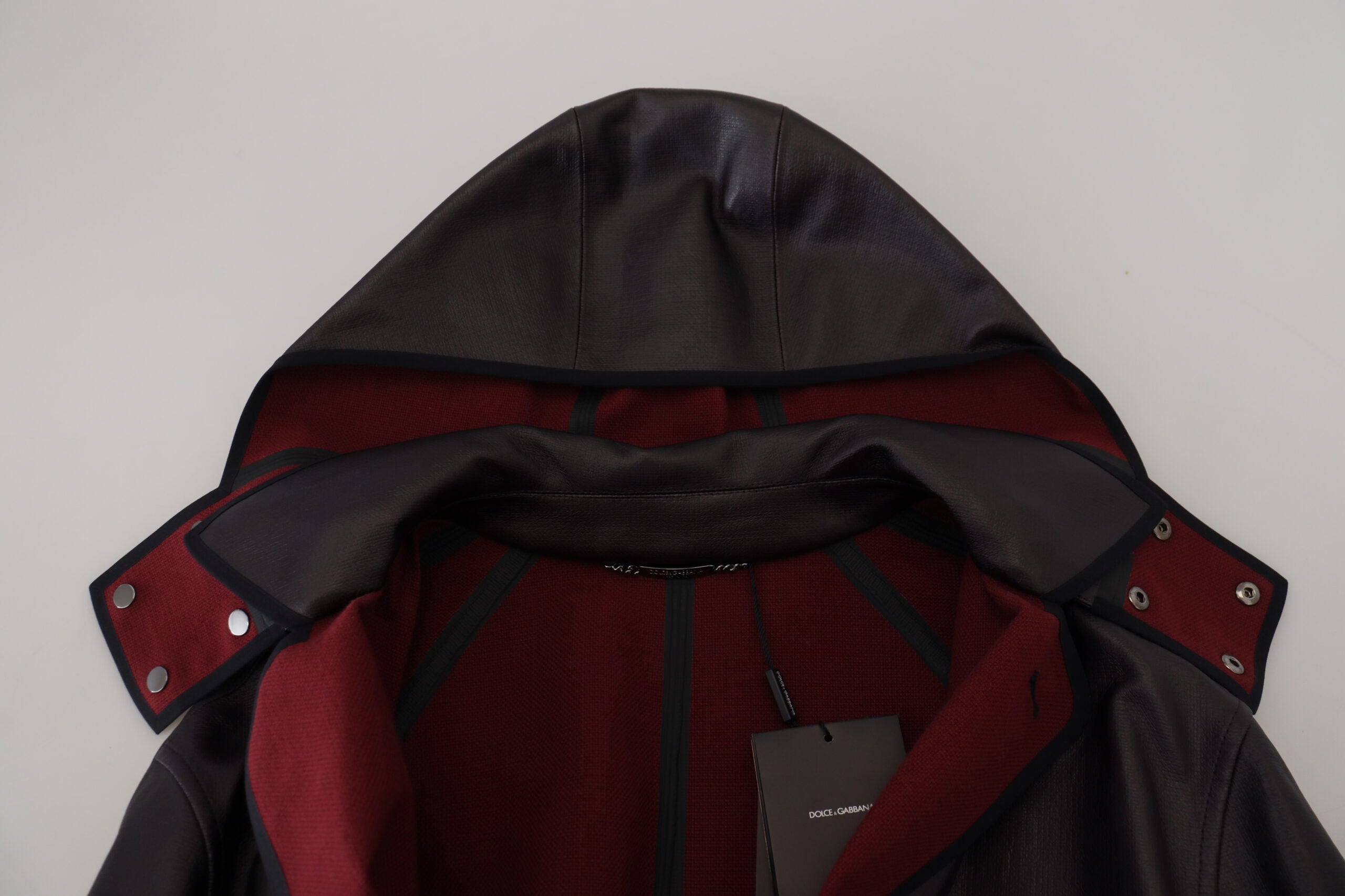 Dolce &amp; Gabbana Parka élégante à capuche en noir et bordeaux