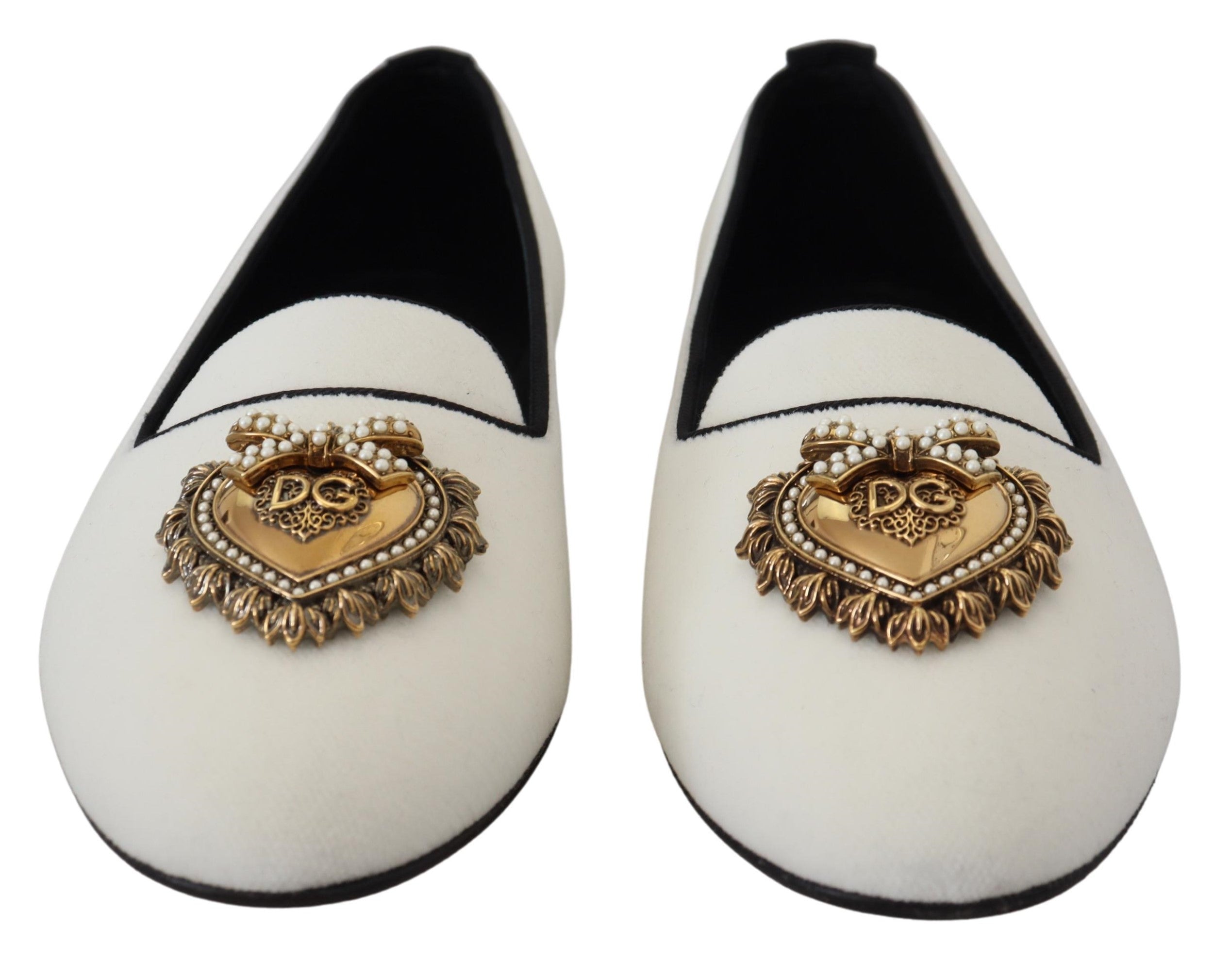 Dolce &amp; Gabbana Mocassins élégants en velours blanc avec détail cœur doré