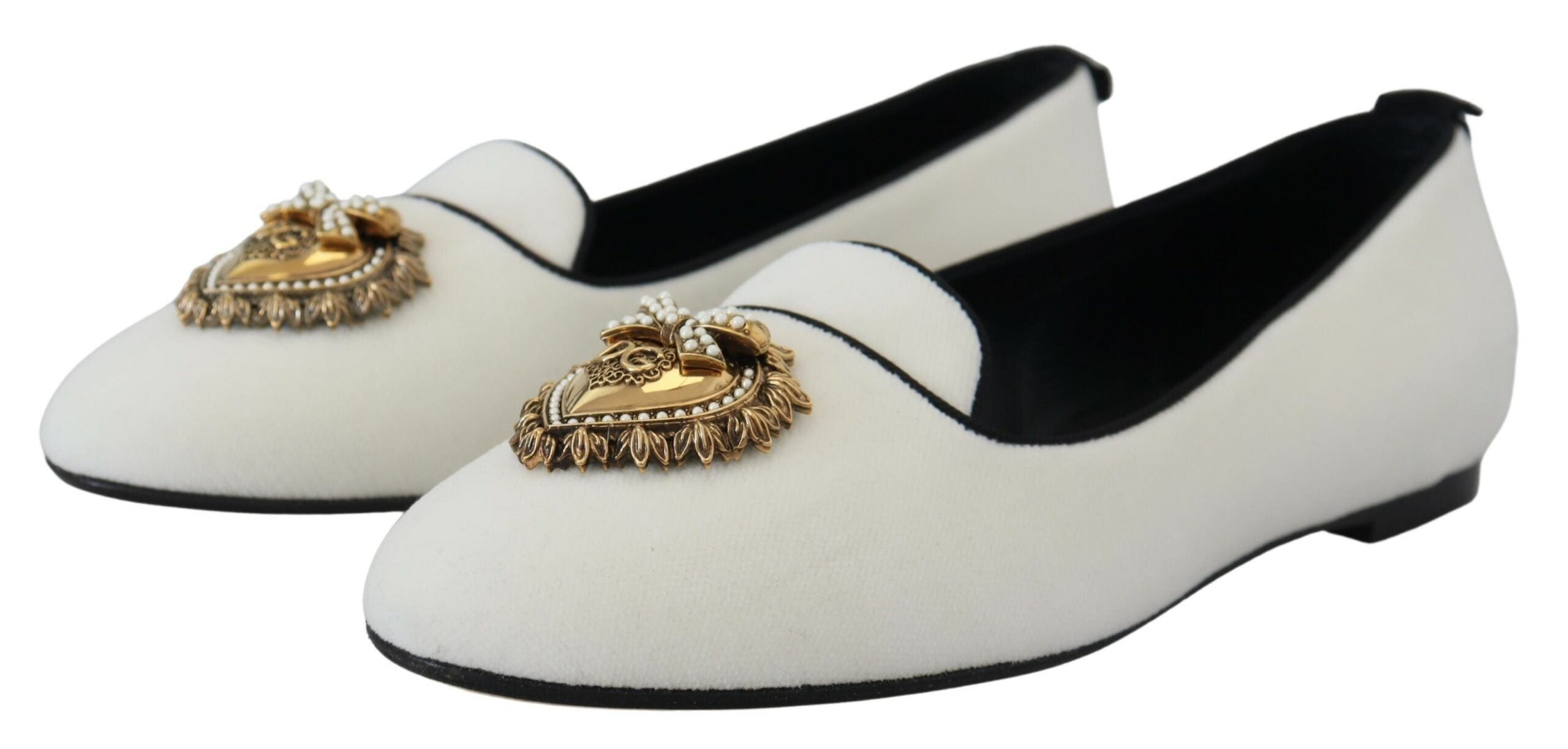 Dolce &amp; Gabbana Mocassins élégants en velours blanc avec détail cœur doré