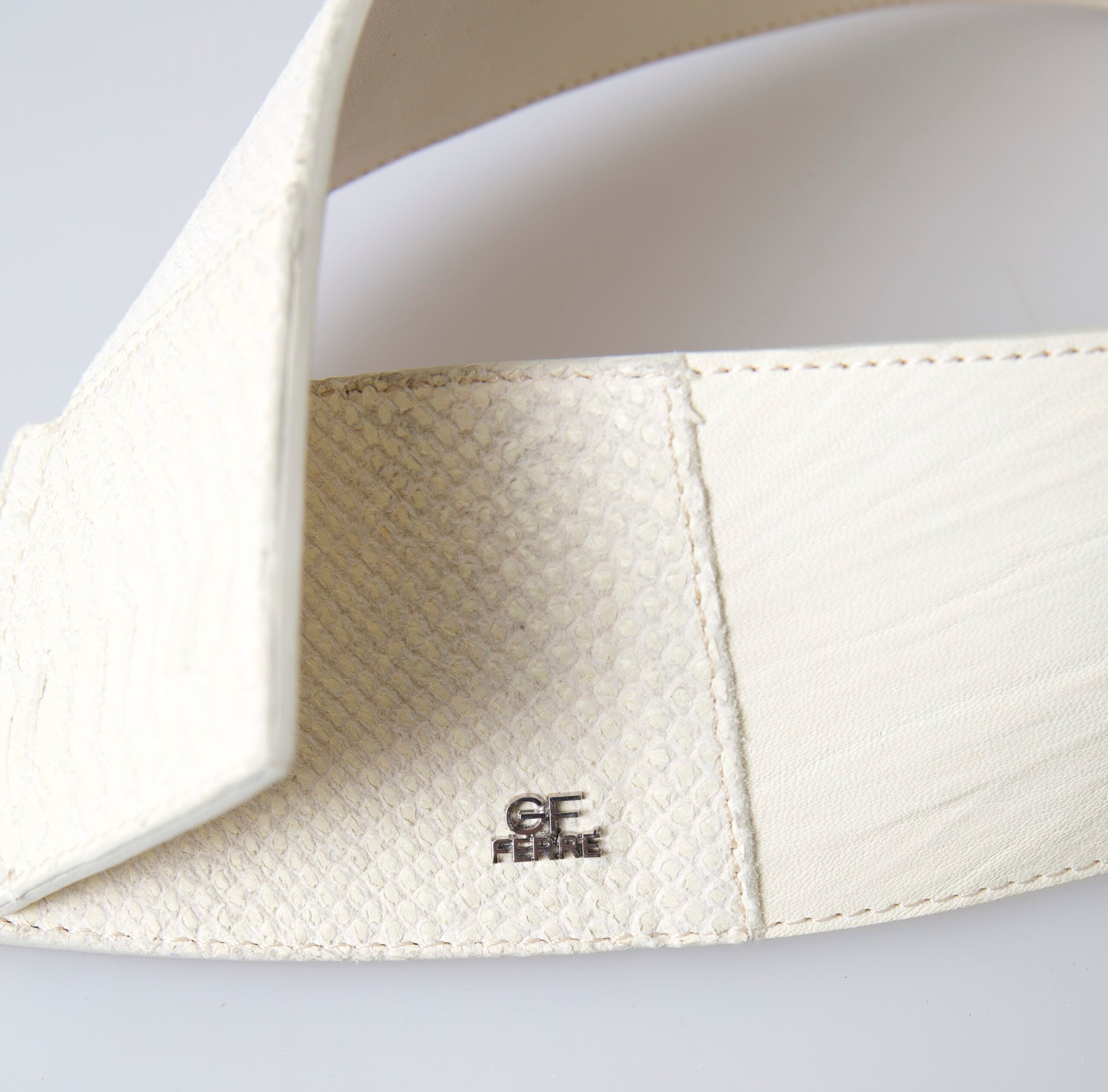 GF Ferre Chic Ceinture de mode à bouton-pression blanc cassé