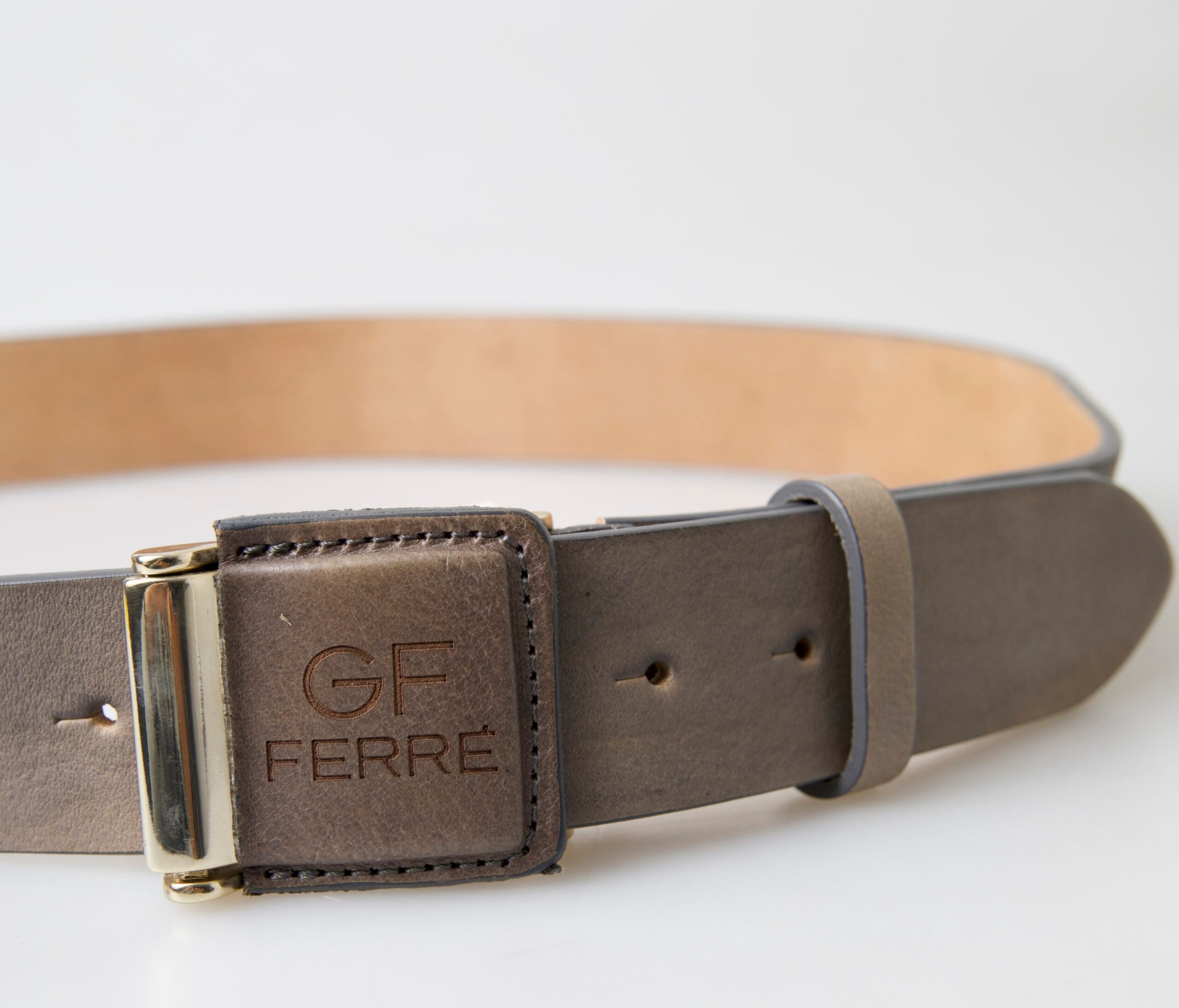 Ceinture tendance en cuir élégante GF Ferre avec boucle gravée