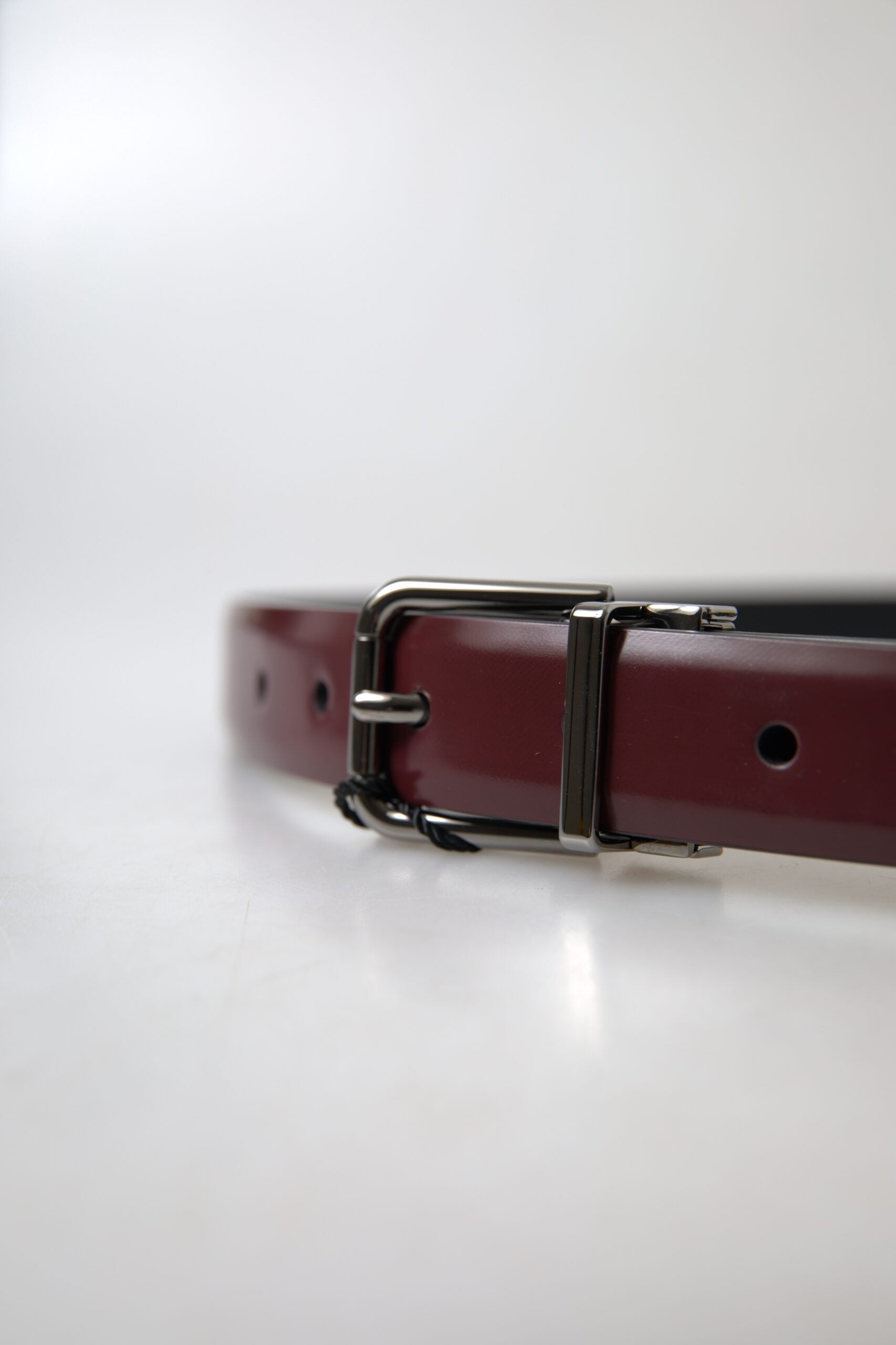 Dolce &amp; Gabbana Ceinture élégante en cuir bordeaux avec boucle en métal