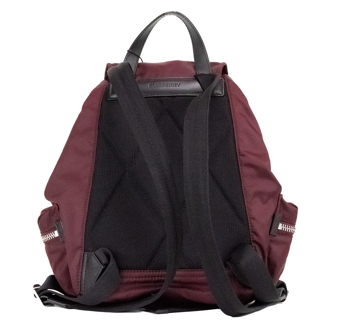 Burberry Sac à dos en nylon Econyl bordeaux moyen avec cordon de serrage