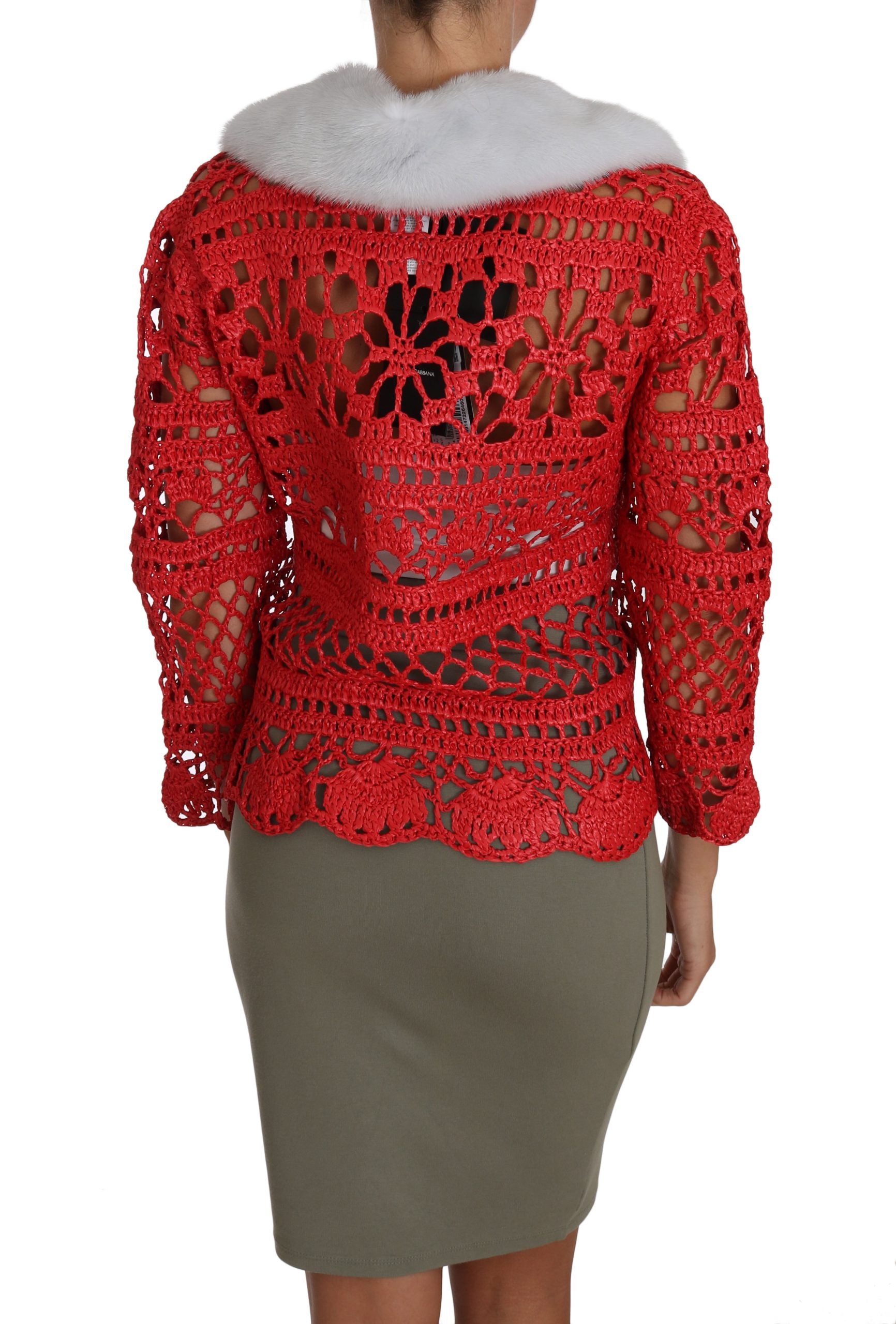 Dolce &amp; Gabbana Cardigan élégant en tricot au crochet rouge avec col en fourrure