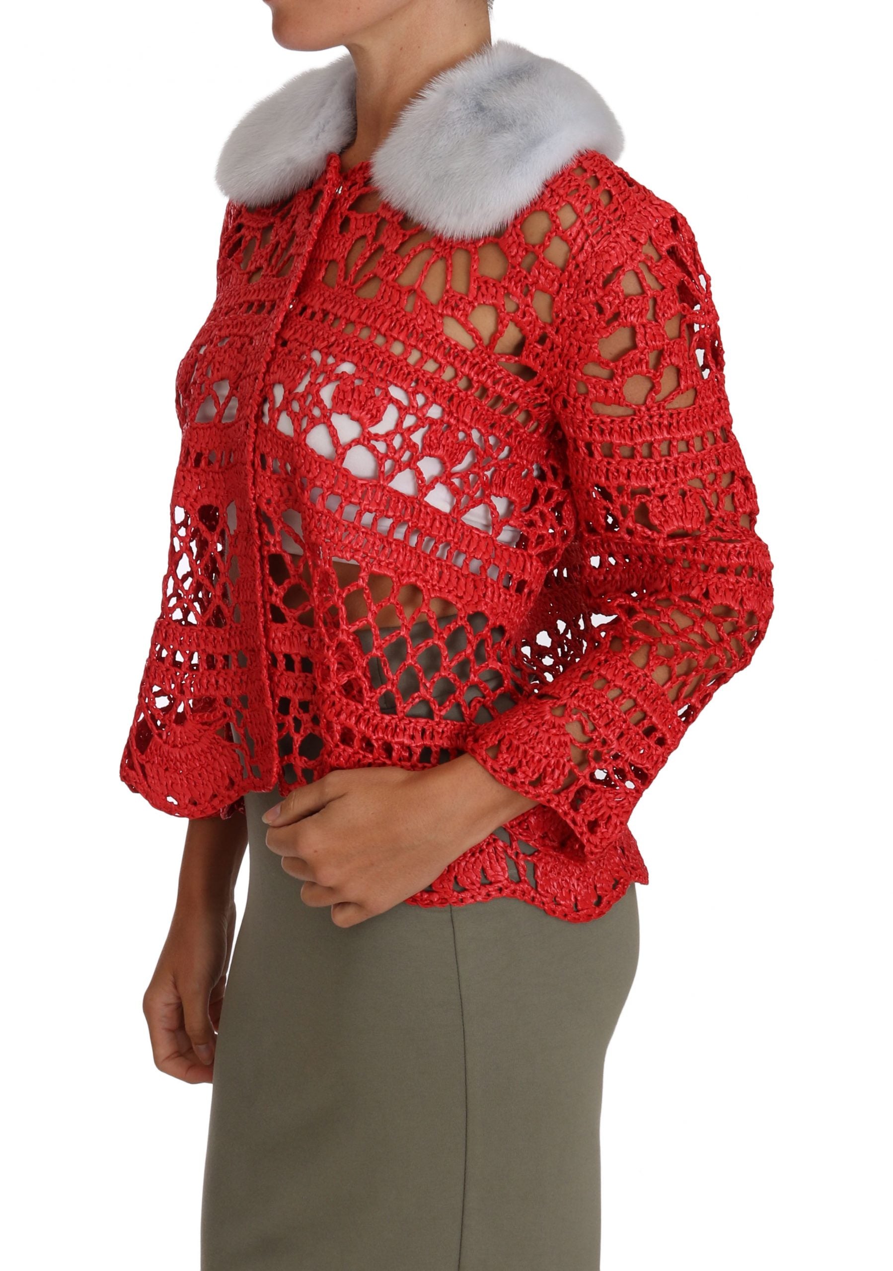 Dolce &amp; Gabbana Cardigan élégant en tricot au crochet rouge avec col en fourrure